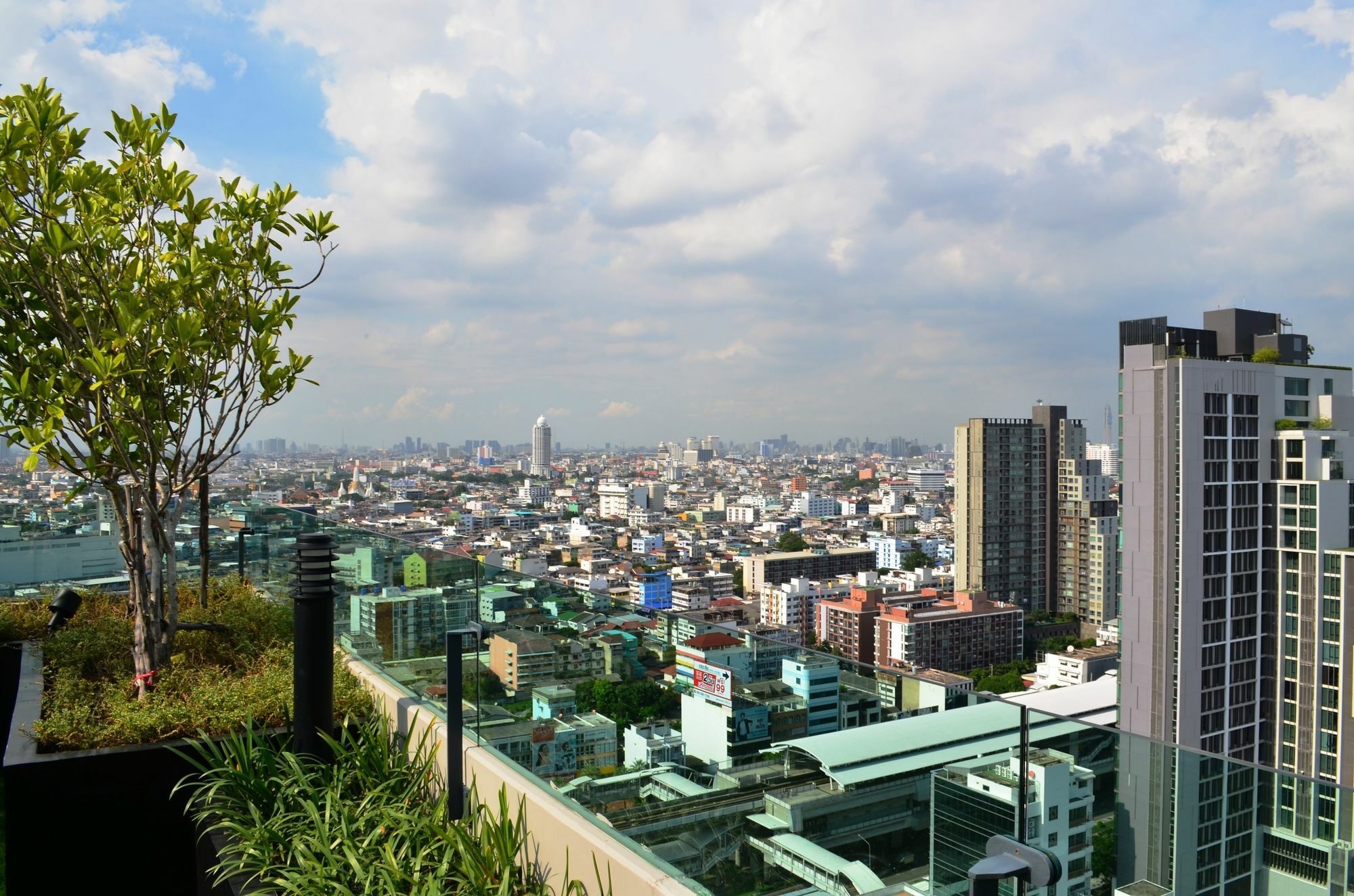 Wooden Suites Bangkok Exteriör bild